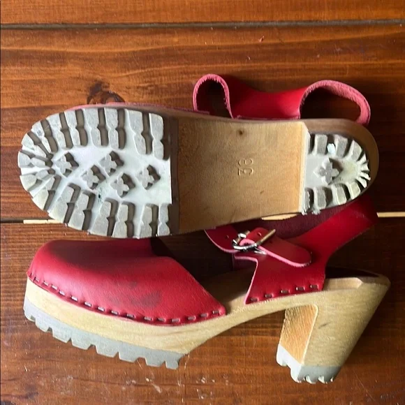 MIA Red Leather Women's Clogs - Picture 3 of 4